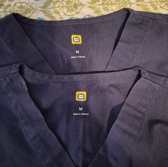 Mixed assortment of scrub tops & bottoms - Picture 13 of 14